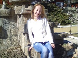 Blonde maria perform dancing