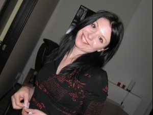 Brunette psyhologicaly perform zoom