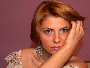 Blonde sara perform dancing