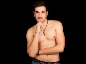 18 yo brunette Danielhunter.