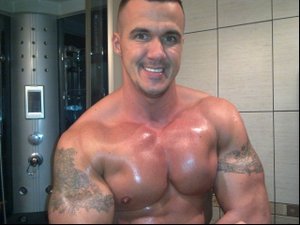Brunette lovlemuscle perform dancing