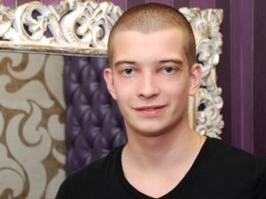 Brunette fleks perform close