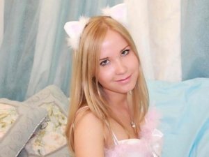 Blonde likkie perform cameltoe
