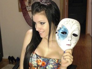 Brunette cammrynn perform dancing