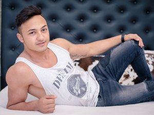 Latin young gay GiulianoLoverr like to snapshot
